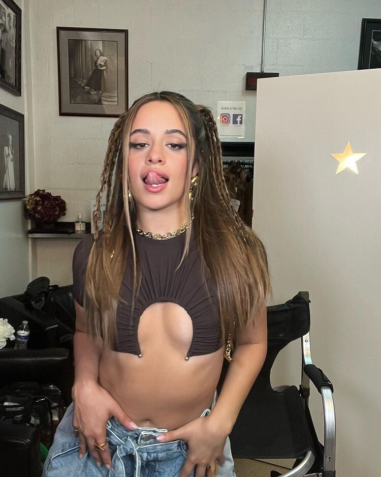 Al estilo Bratz, Camila Cabello lució un top underboob, un pantalón de jean y muchas joyas.