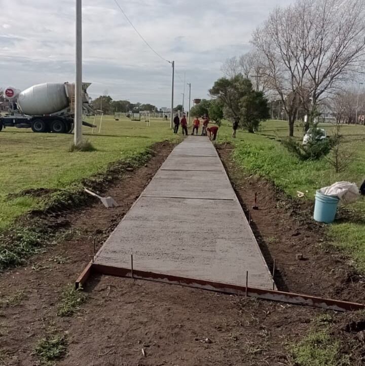 Avanza la construcción del sendero peatonal en el predio saludable de Orense