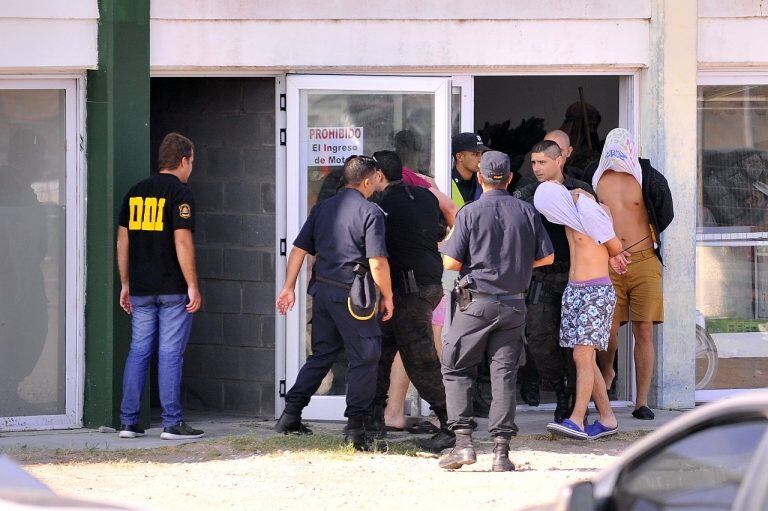 Los 10 rugbiers detenidos por el crimen de Fernando Báez Sosa llegan a la segunda rueda de reconocimiento en Villa Gesell. (Clarín)