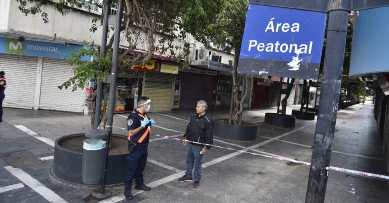 Peatonal vallada en Córdoba