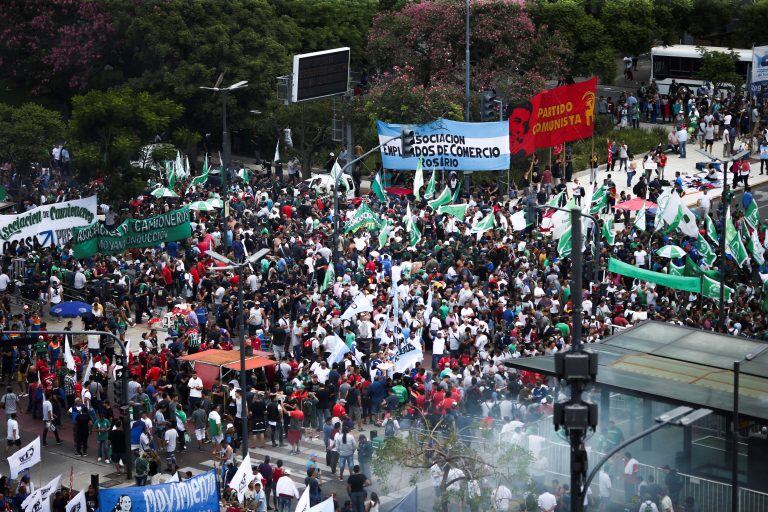 BAS11. BUENOS AIRES (ARGENTINA), 21/02/2018.- Miles de personas participan hoy, miércoles 21 de febrero de 2018, en una marcha por la Avenida 9 de Julio de Buenos Aires (Argentina), convocada por el sindicato de Camioneros de Argentina, a la que se adhieren otros gremios y organizaciones, para protestar contra la gestión del Gobierno que ha generado polémica por las voces que acusan al líder del gremio, Hugo Moyano, de convocarla en su propio beneficio. EFE/David Fernández