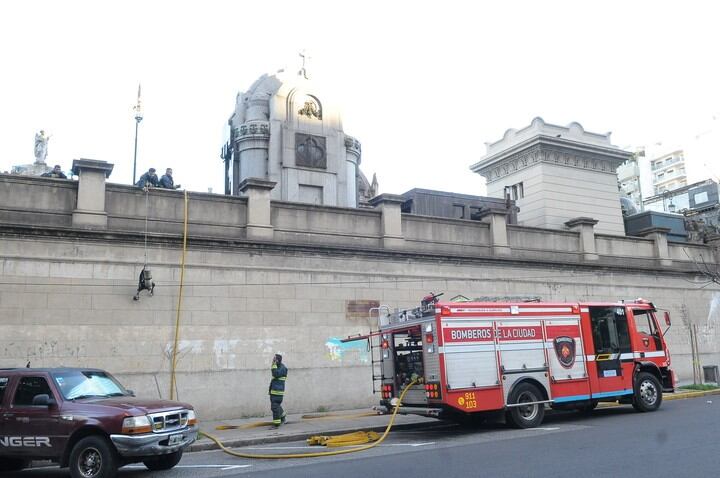 Tras la exposición cortaron todo el perímetro del cementerio. (Clarín)