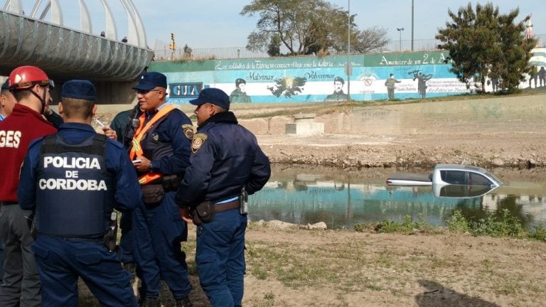 Camioneta cayó al Suquía a la altura del Panal.