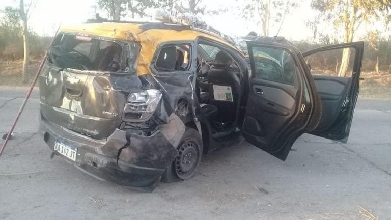 El auto con licencia de taxi dio al menos dos tumbos. Foto: Policía de San Luis