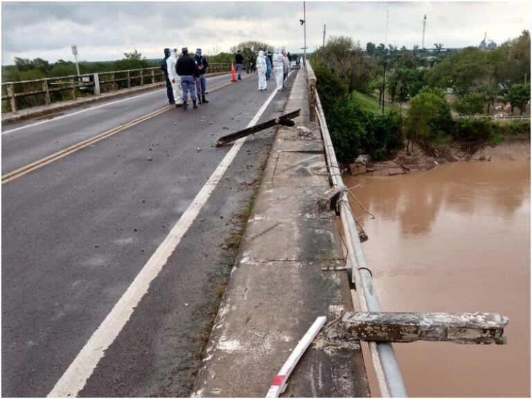 Según el intendente el camión chileno se encontró con el control policial y para evitar chocarlos fue hacia el río