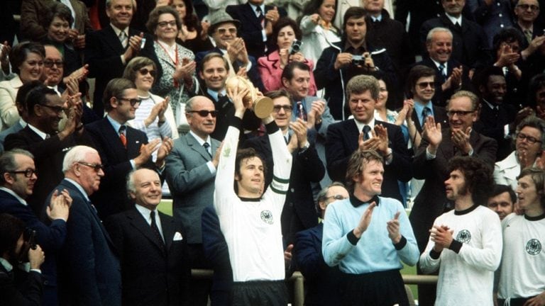 El Kaiser Beckenbauer levanta la nueva Copa de la Fifa. Era para holanda, que inicia una increíble serie con tres finales perdidas, dos en forma consecutiva. Y para los germanos, la costumbre de llegar a lo más alto.