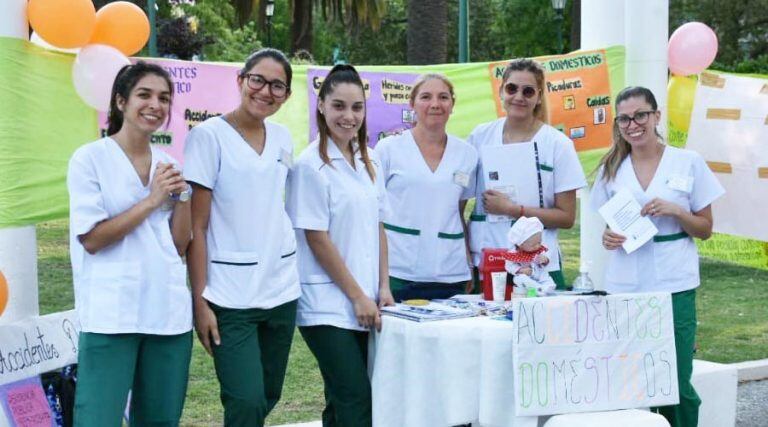 Estudiantes de Enfermería en la Plaza San Martín (Plan B Noticias)