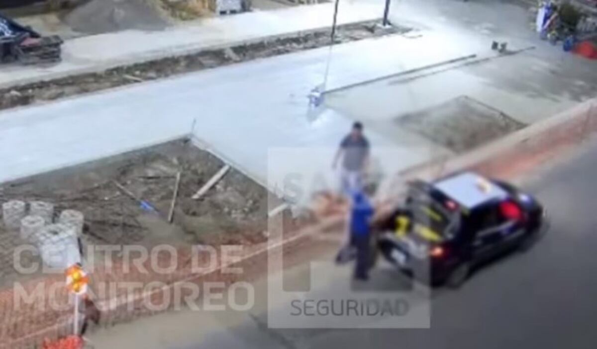 Taxista y delincuente: lo filmaron llevándose una bolsa de cemento de una obra