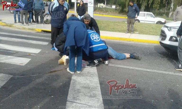 El hombre fue despedido por la ventanilla del vehículo y está en grave estado de salud.