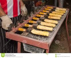 El caburé, en base a mandioca como la chipa, se cocina a la brasa y es un bocado diferente. (WEB)