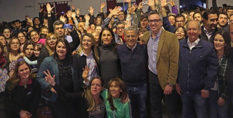 El intendente neuquino junto a diputados y senadores de Juntos por el Cambio (twitter).