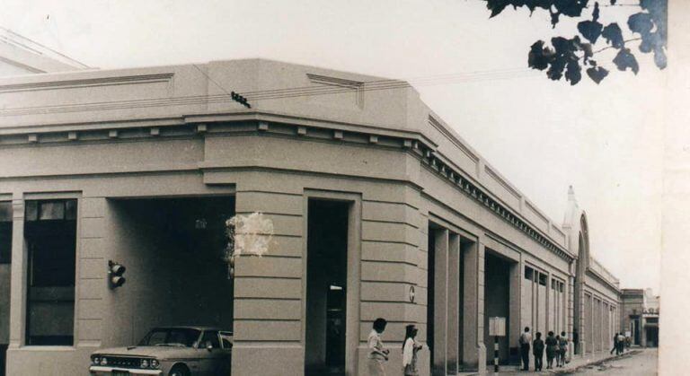 Vieja Terminal de Omnibus, con la salida de taxis semaforizada