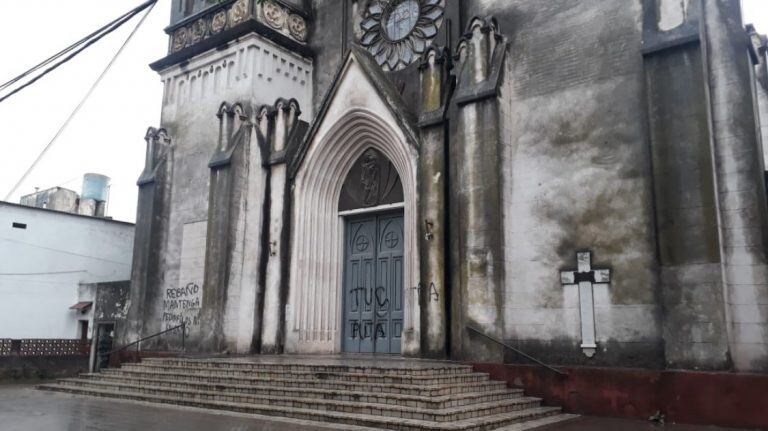 En la parroquia La Merced, de la zona sur de Rosario, hubo pintadas en el frente. (@somosnotrosario)