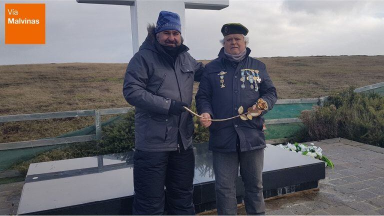 Adrián Mihoevich (gerente de Vía Ushuaia) junto al VGM Ramón López