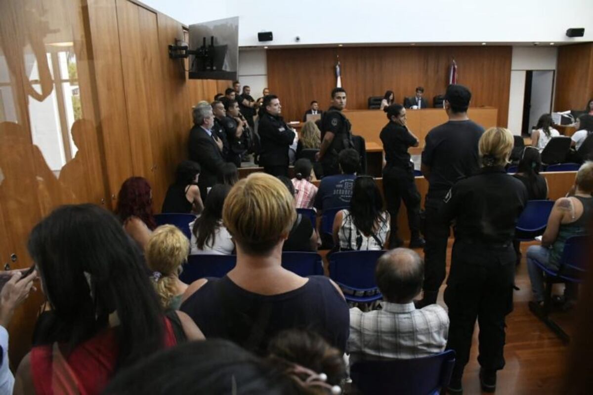Condena histórica para el locutor acusado de violar a 18 jóvenes