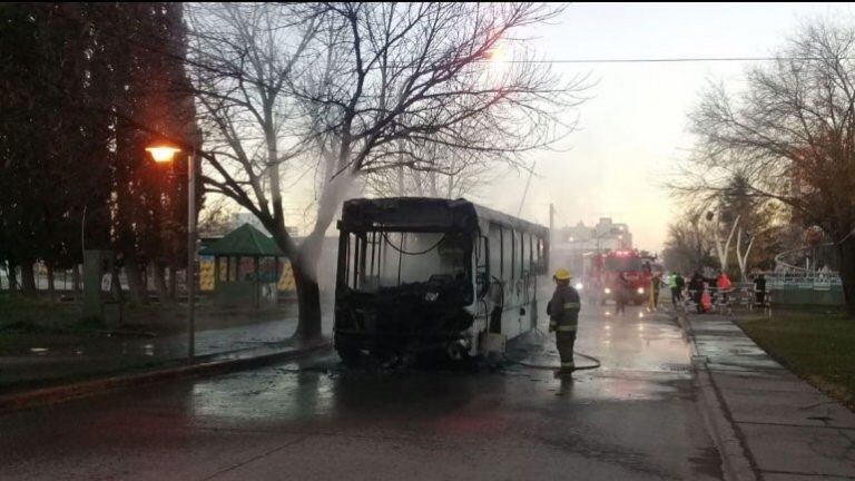 Un colectivo se prendió fuego en pleno centro neuquino.