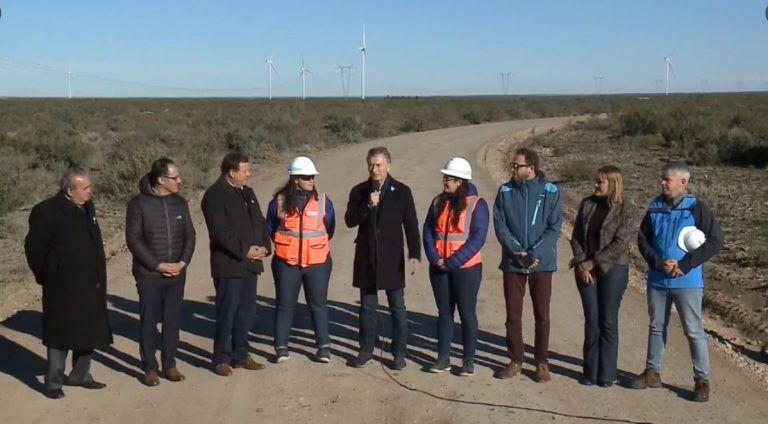 El presidente Mauricio Macri durante su visita al Parque Éolico de Pomona.