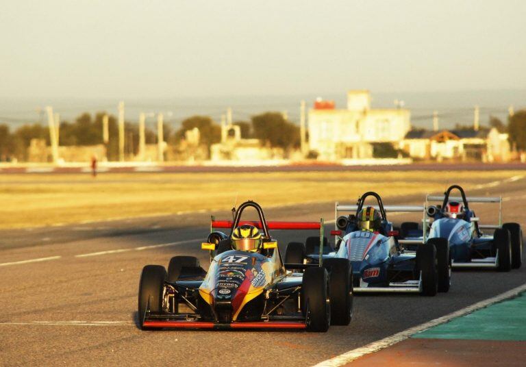 Los monopostos de la Fórmula Renault, en San Luis.