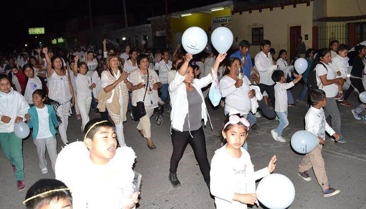 Familias se congregan para marchar en paz y alegría por las calles. (Web)