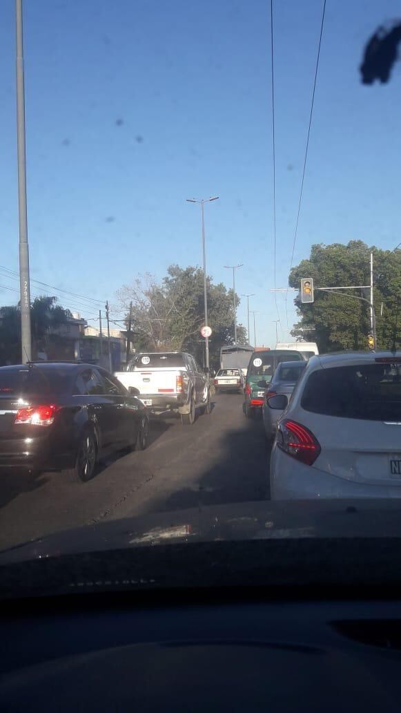 Largas filas de vehículos en  las inmediaciones del Mercado de Concentración Fisherton. (Vía Rosario)