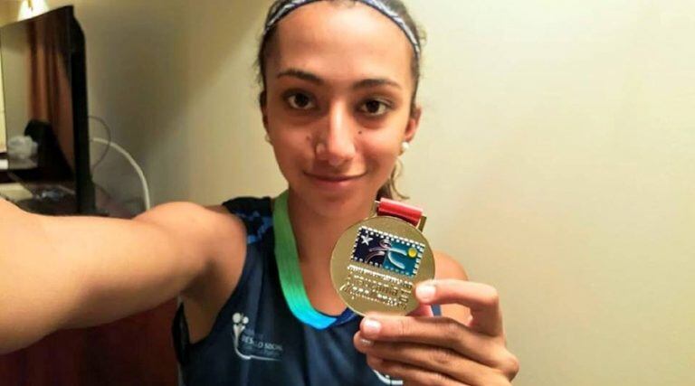 Bianca con una de sus medallas (Hora de Opinión)