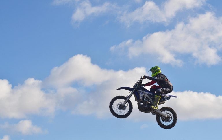 La belleza de las motos en el aire.