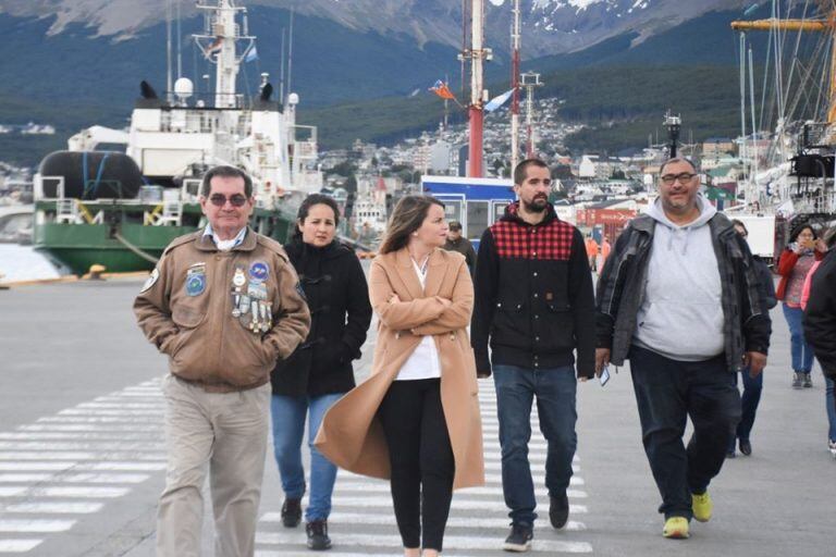 Herederos de la Causa Malvinas junto a Veterano de Guerra y María Cecilia Fiocchi, Subsecretaria de Relaciones Internacionales, Asuntos Antárticos y Malvinas, de la Municipalidad de Ushuaia en una visita al Rompehielos A.R.A "Almirante Irizar"