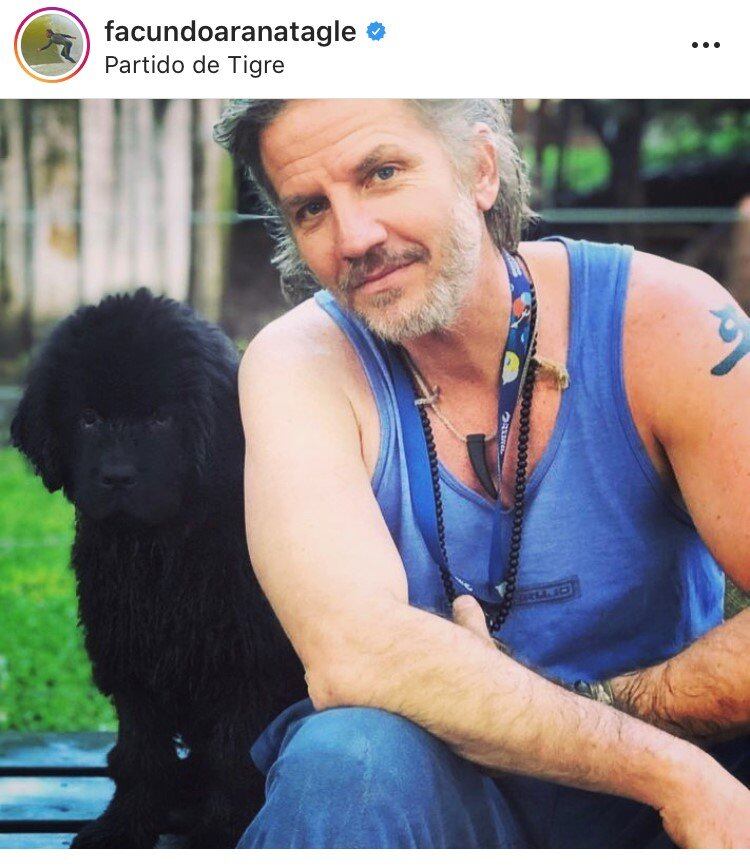 Facundo Arana junto a su perro Kambá