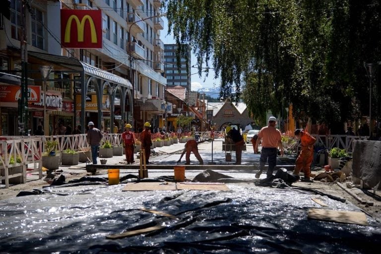 La calle Mitre, principal de Bariloche, en obras.