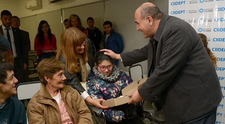 El Gobernador visitó la escuela para entregar los kits (Gobierno de Tucumán)