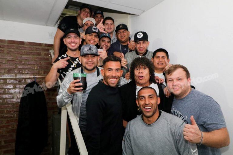 Wanchope Ábila y Carlitos Tévez en el baile de La Mona en el Sargento Cabral. (Facebook oficial La Mona y Cuarteto.com)