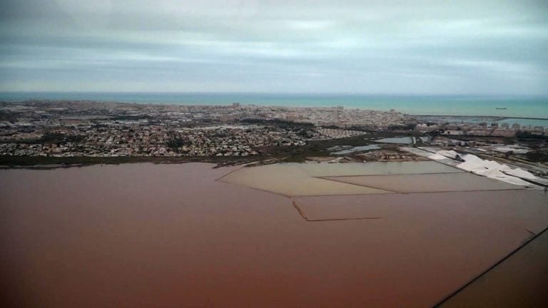 Vista aérea de la zona afectada por las lluvias torrenciales en Orihuela (Alicante) tomada desde el helicóptero en el que el presidente del Gobierno en funciones, Pedro Sánchez, ha realizado un recorrido para observar el alcance de las inundaciones y los estragos que el temporal ha causado al sur de la provincia de Alicante. (Foto: EFE/Presidencia Gobierno)