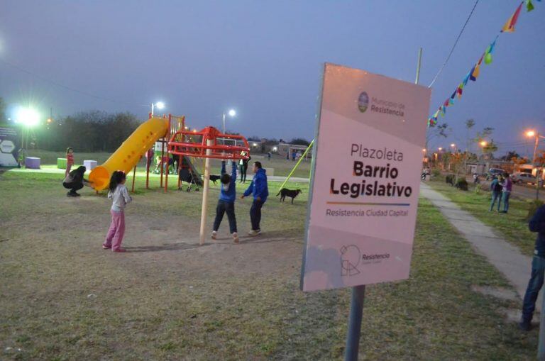 Capitanich inauguró dos nuevas plazoletas en la zona sudoeste de Resistencia. (Web).