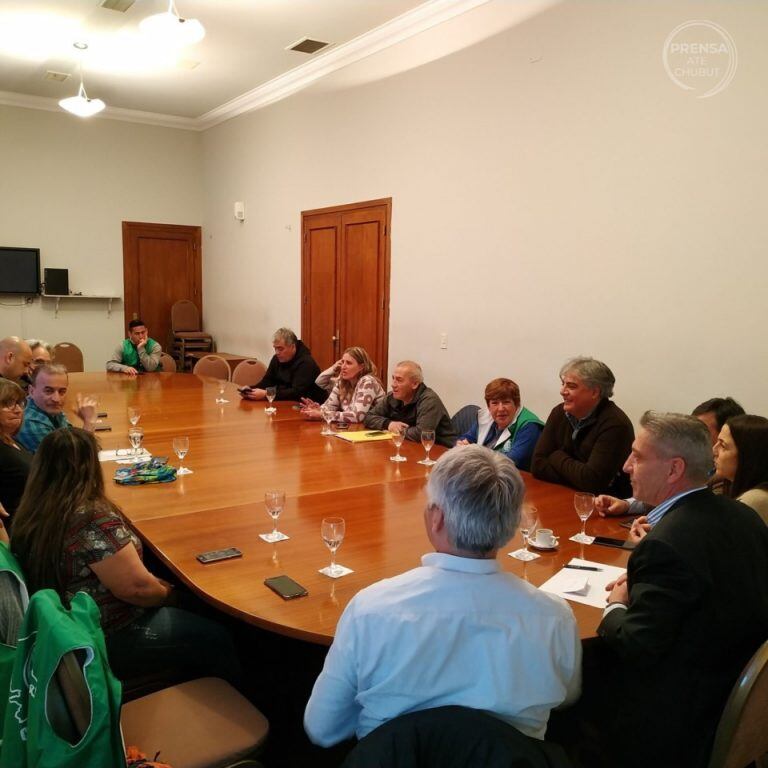 Reunión entre Auxiliares de Educación y Arcioni.