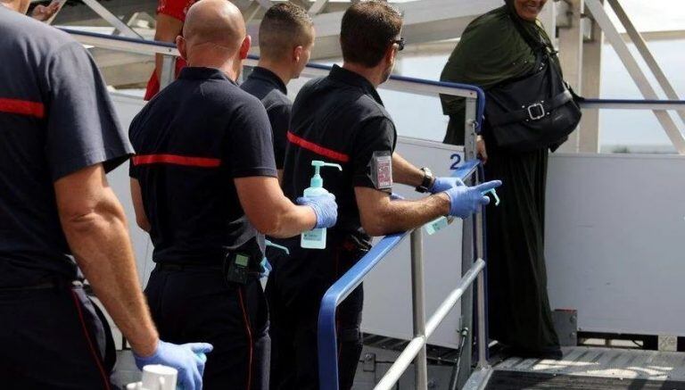 Bomberos desinfectaron las manos de los pasajeros.