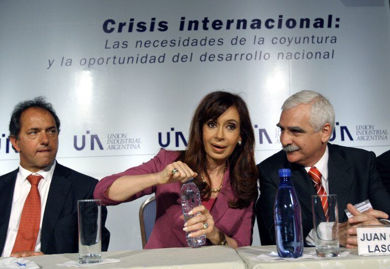 PILAR - BS. AS.  25/11/08, LA PRESIDENTA CRISTINA FERNANDEZ DE KIRCHNER JUNTO AL GOBERNADOR DE BS. AS., DANIEL SCIOLI Y EL TITULAR DE UIA JUAN CARLOS LASCURAIN, DURANTE EL ACTO DE CLAUSURA DE LA 14A. CONVENCION ANUAL DE LA UNION INDUSTRIAL ARGENTINA (UIA) EN PILAR. FOTO:DYN/LUCIANO THIEBERGER. buenos aires daniel scioli cristina fernandez de kirchner juan carlos lascurain Convencion Anual de la Camara de la Construccion lanzamiento plan de obras publicas gobernador de buenos aires presidente uia