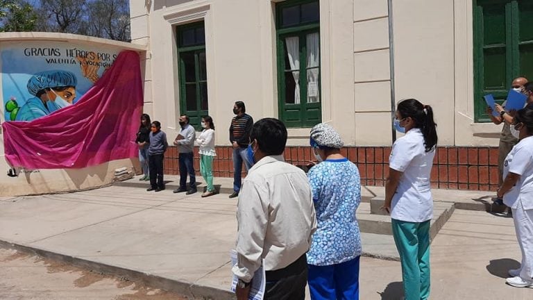 Momento en que era descubierto el mural realizado en el hospital de Humahuaca, en muestra de agradecimiento al personal de salud por su valioso desempeño en la pandemia.