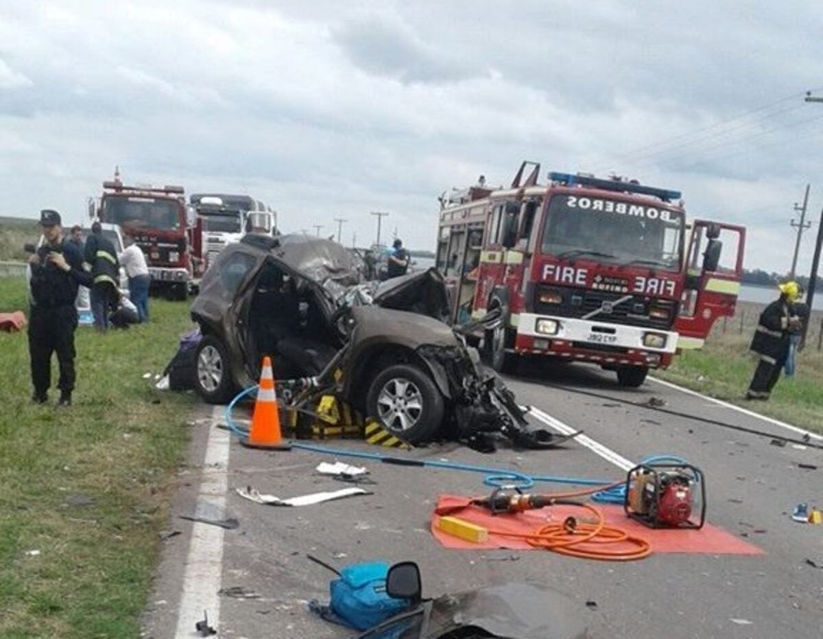 Choque múltiple dejó tres muertos y vehículos irreconocibles en la Ruta 33