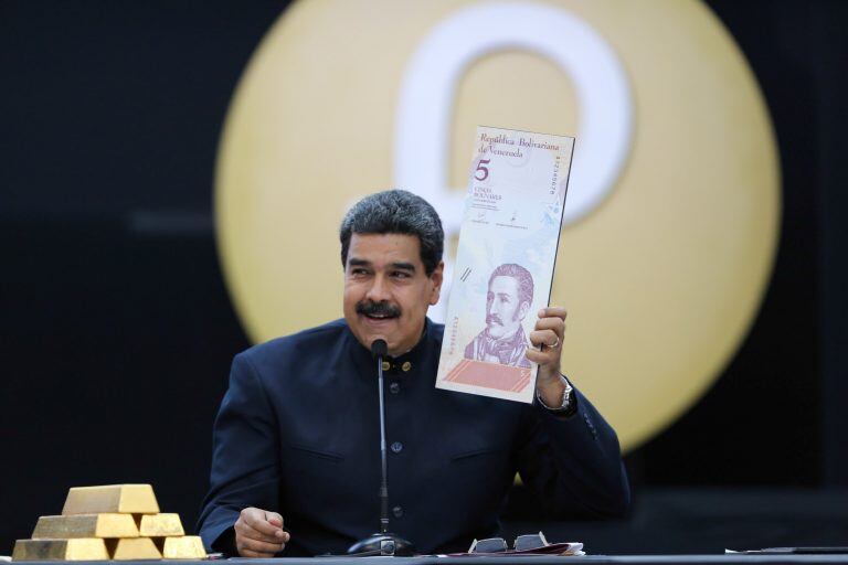 CAR10 - CARACAS (VENEZUELA), 22/03/2018.- Fotografia cedida por prensa de Miraflores donde se observa al presidente venezolano, Nicolás Maduro quien muestra una imagen de un billete en una rueda de prensa hoy, jueves 22 de marzo de 2018, en Caracas (Venezuela). Maduro ordenó hoy la eliminación de tres ceros del bolívar y sacar de circulación el cono monetario vigente a partir del próximo 4 de junio, como parte de sus medidas económicas para "garantizar las actividades comerciales". EFE/PRENSA MIRAFLORES/ NO VENTAS/ SOLO USO EDITORIAL