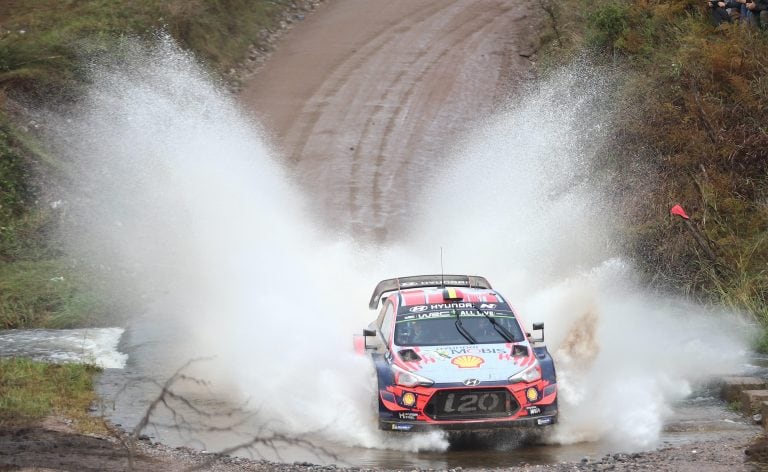 Thierry Neuville y su copiloto Nicolas Gilsoul (Hyundai), en el famoso vado de Santa Rosa de Calamuchita.