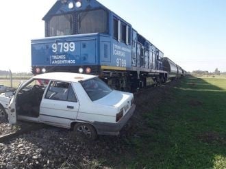 El conductor no notó la cercanía de la formación ferroviaria e intentó cruzar la vía.