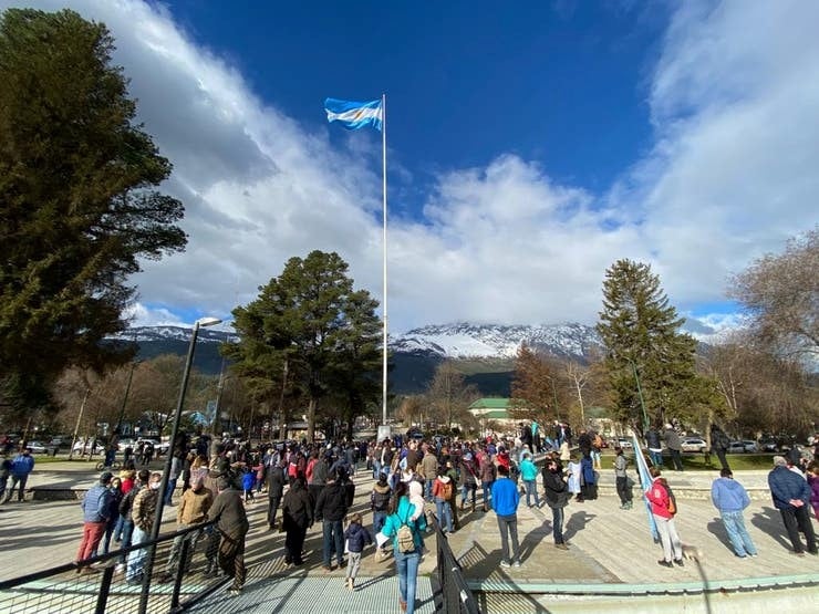 Marcha contra la toma de terrenos en El Bolsón (web).