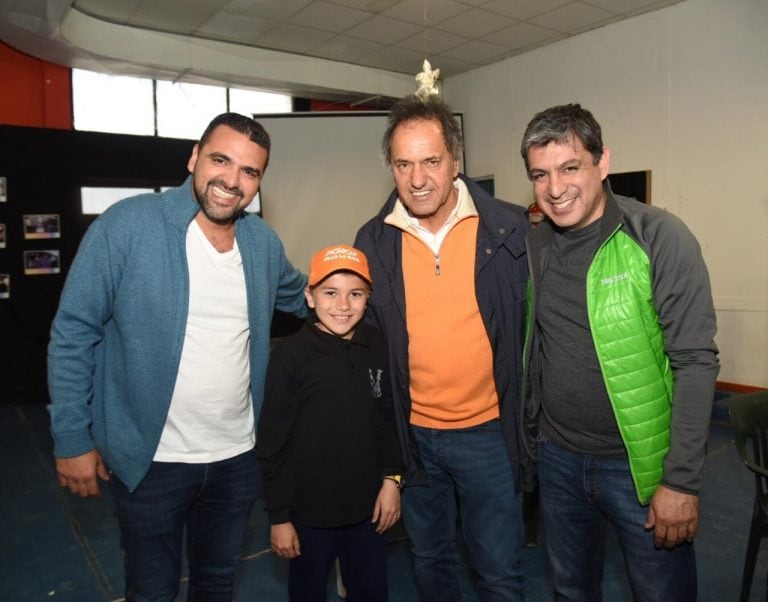 Daniel Scioli jugó al ajedrez en Ushuaia, acompañado del intendente Walter Vuoto.