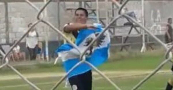 Roberto Muñoz celebra su gol con la bandera de las Islas Malvinas, pero luego se iría expulsado.