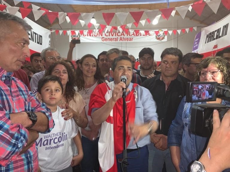 Walther Marcolini celebra la reelección en la jefatura comunal en el comité de la UCR.