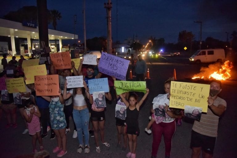 Conmoción en el barrio de la maestra particular, que fue degollada en el robo de una mochila y un celular.