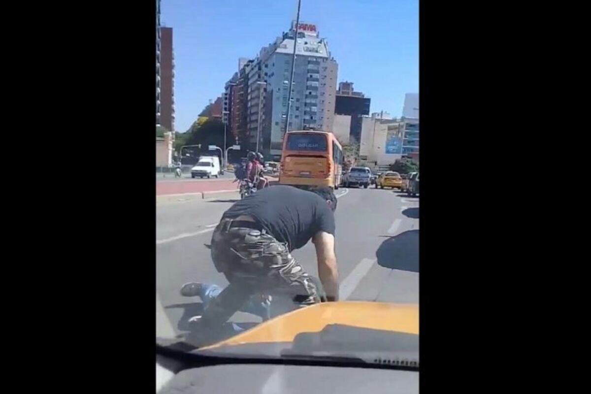 Video: pelea entre conductores "paró" el tránsito frente a la Terminal