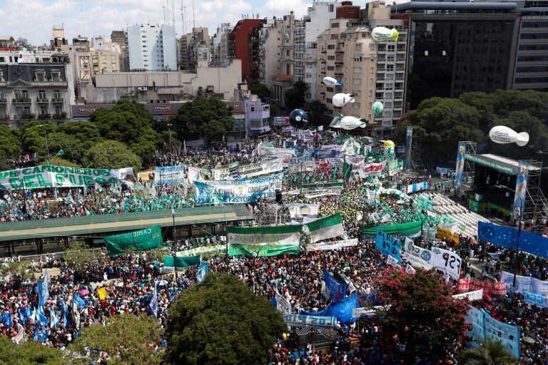 BAS08. BUENOS AIRES (ARGENTINA), 21/02/2018.- Miles de personas participan hoy, miércoles 21 de febrero de 2018, en una marcha por la Avenida 9 de Julio de Buenos Aires (Argentina), convocada por el sindicato de Camioneros de Argentina, a la que se adhieren otros gremios y organizaciones, para protestar contra la gestión del Gobierno que ha generado polémica por las voces que acusan al líder del gremio, Hugo Moyano, de convocarla en su propio beneficio. EFE/David Fernández