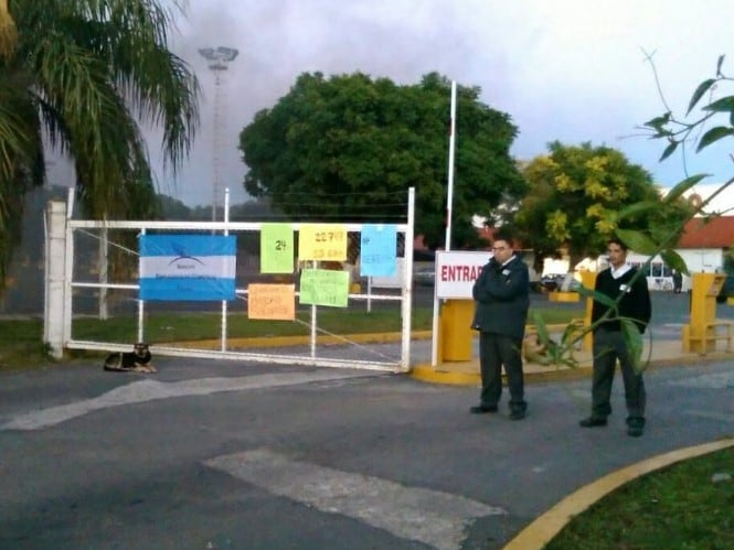 Empleados de Comercio protestaron frente a la sucursal de Carrefour sobre Circunvalación.