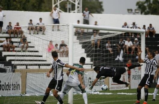 El balón ya está dentro del arco.